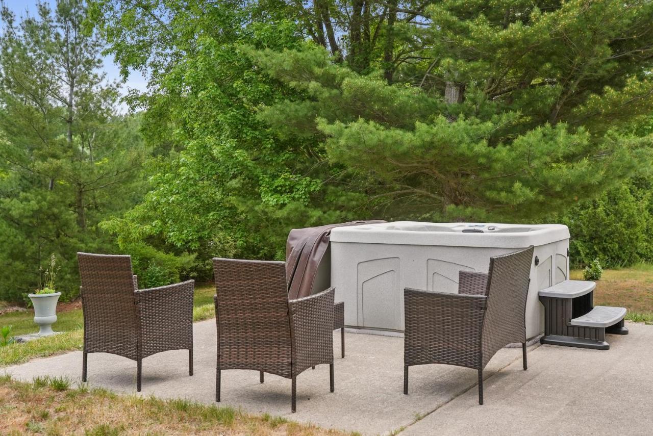 Long Lake Retreat- Hot Tub, Pool Table, Firepit Traverse City Exterior foto