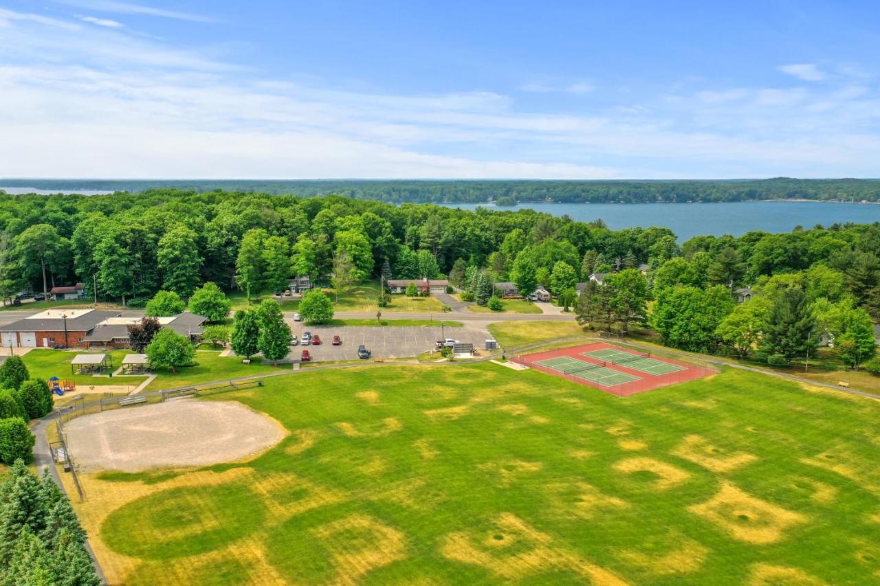 Long Lake Retreat- Hot Tub, Pool Table, Firepit Traverse City Exterior foto