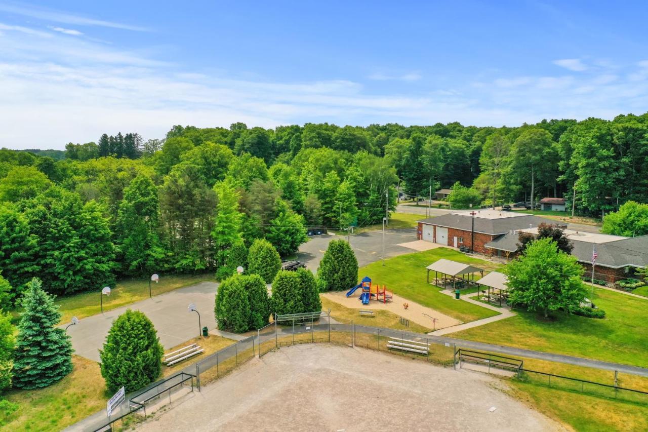 Long Lake Retreat- Hot Tub, Pool Table, Firepit Traverse City Exterior foto