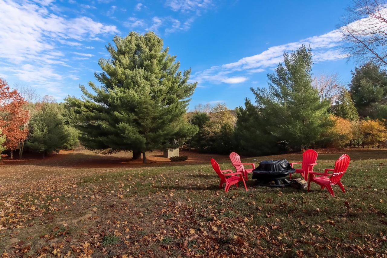 Long Lake Retreat- Hot Tub, Pool Table, Firepit Traverse City Exterior foto
