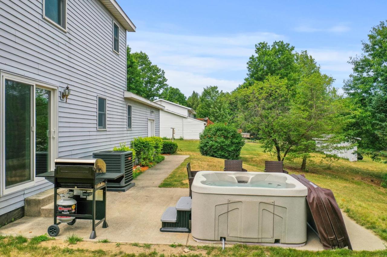 Long Lake Retreat- Hot Tub, Pool Table, Firepit Traverse City Exterior foto